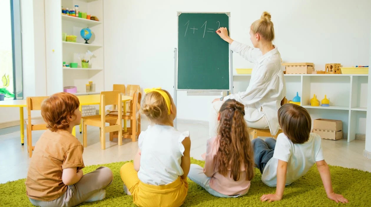 Kinderen maken een toets in de klas